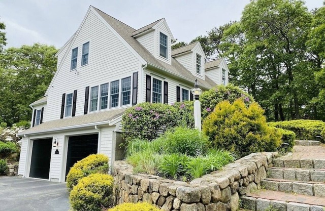 Beautifully Decorated Home less than 1 Mile From Sandy Neck Beach