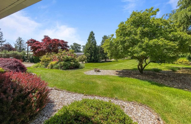 Beautifully Manicured Acres, Pet Friendly, Huge Deck w/Cover and Fire-Piet, BBQ, Near Wilson River