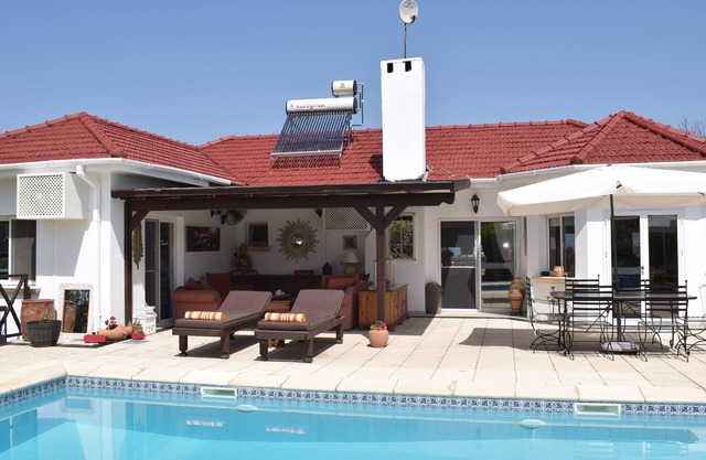 Beautifully presented 3 bed bungalow located 15 minutes walk to Shayna beach.