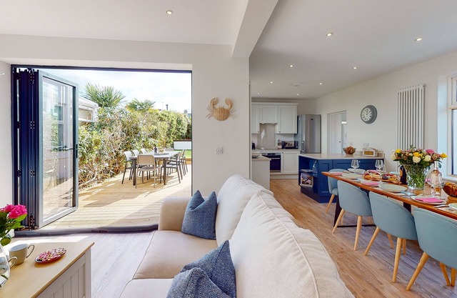Beautifully refurbished holiday home in the centre of Abersoch with parking.
