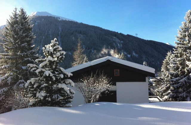 Beautifully renovated 3-room apartment in Davos with south-facing balcony and garden