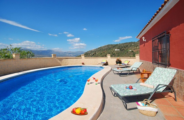 Beautifully situated cosy country villa with pool. Pet friendly. Mountain views.