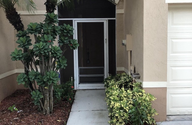 BEAUTIFULLY UPDATED TOWNHOUSE NEAR OCEAN WITH COMMUNITY POOL