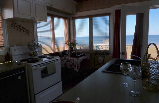 Beautiiful Oceanfront Chalet with Spectacular Sunsets & Beach