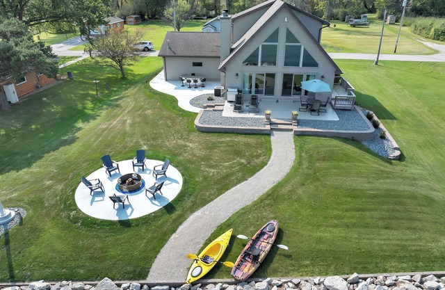 Beauty on the Bay! Breathtaking sunrises! 15 minutes to Lambeau!