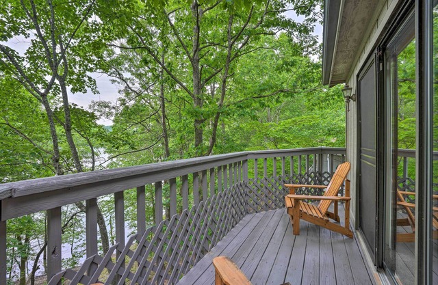 Beaver Lake Retreat w/Deck & Private Hot Tub