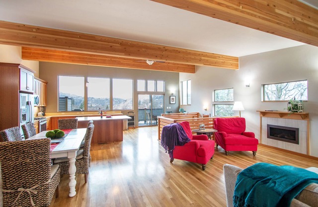 Beckoning Views, Peaceful Elegance, Walk to Downtown