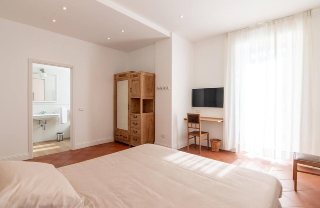 Bed and Breakfast 'Camera Matrimoniale Vista Lago' with Mountain View, Pool and Wi-Fi