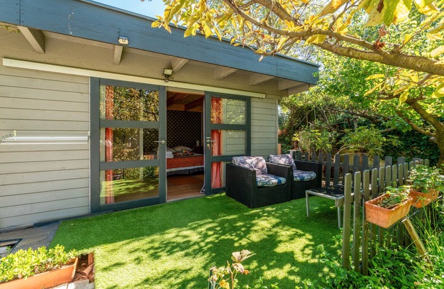 Bed and Breakfast 'Orange' with Shared Pool, Wi-Fi and Air Conditioning