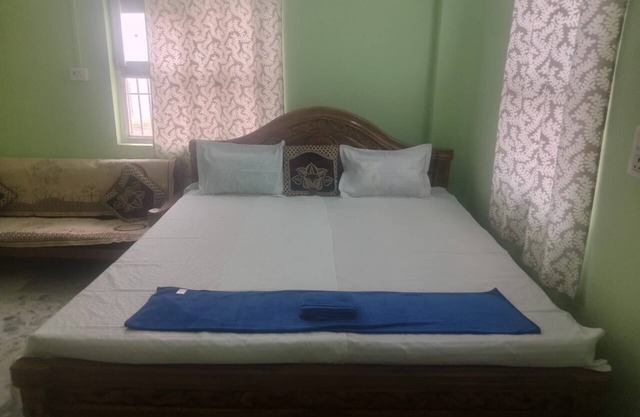 Bedrooms with Private Bath, Spacious Kitchen - 501