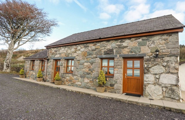 BEECH TREE COTTAGE, pet friendly, with open fire in Waunfawr