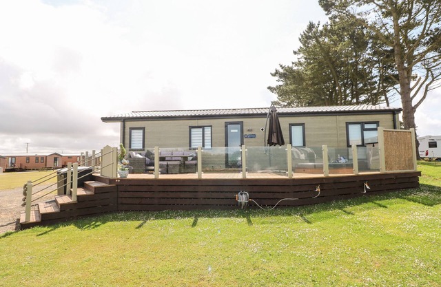 BEECHWOOD LODGE, pet friendly, with hot tub in Little Haven