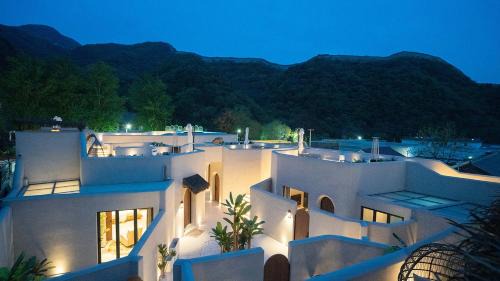 Beifei Garden-Majestic Great Wall View Exclusive Hot Spring Villa，5 minutes' walk to Badaling Shuiguan Great Wall，Rooftop Infinity Pool with Panoramic Great Wall Views，Free Coffee, Laundry