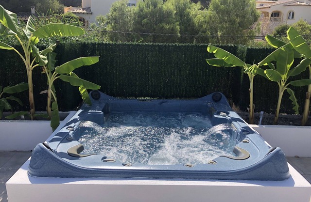 BELLA GALERA modern house, large pool and jacuzzi