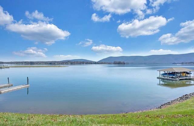 Bella Vista - Beautiful Lakefront View at Bernard's Landing