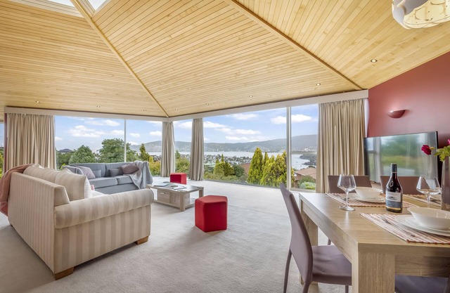 BELLA VISTA. Large Family Home. Views Forever.