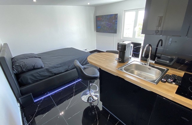 Bella Vita Apartment2 fully furnished - TV Netflix - Railway station -B