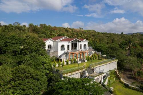 Bellevue Palace by StayVista - Lavish abode with a pool, Landscaped lawn, Gazebo & Adventure activities