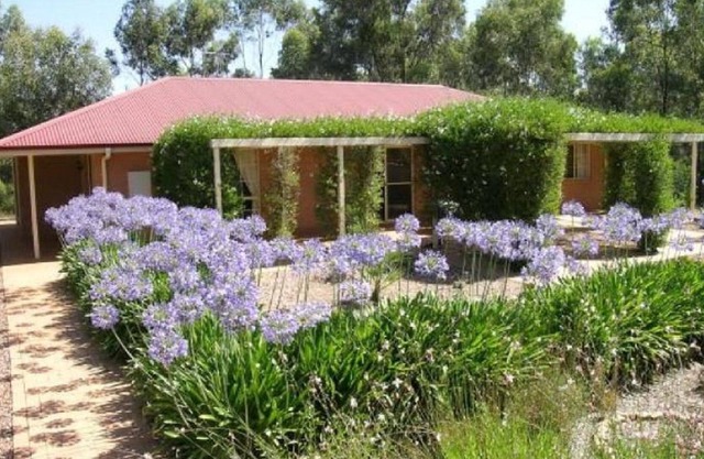 Bendigo Short Term Accommodation - WiFi, sleeps 8, free breakie