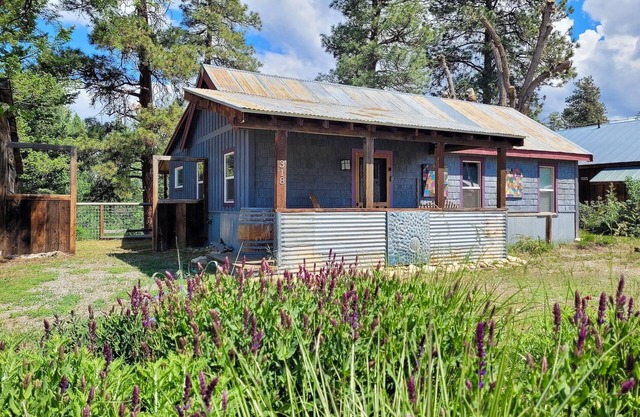 Bernies-Dog Friendly, Cozy 2-bedroom house with River View in Winthrop, WA