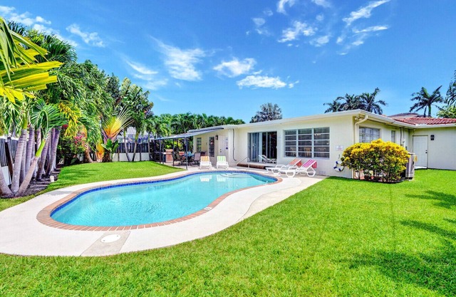 Best Area Spacious 4BR Heated Pool Mins To Beach