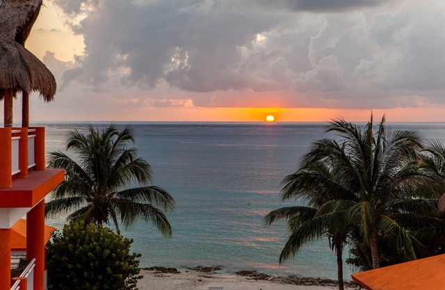 BEST IN PARADISE! PENTHOUSE WITH PRIVATE ROOFTOP TERRACE & UPGRADED KITCHEN!