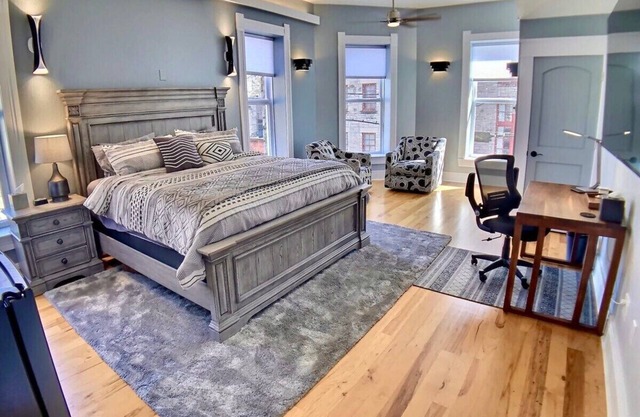 Best Location Downtown + Parking + Amazing Shower