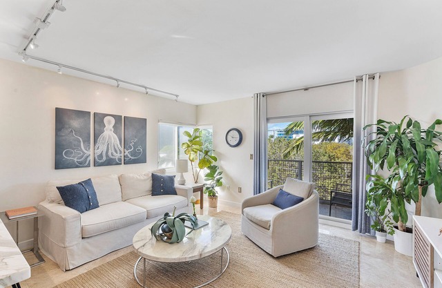 BEST LOCATION 🏖️FAMILY FRIENDLY w BALCONY - 1 BLOCK to BEACH Parking & Laundry