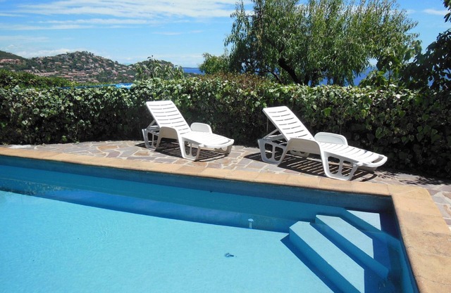 between cannes and st tropez, spledidview sea ,300yars beach,private swimminpool