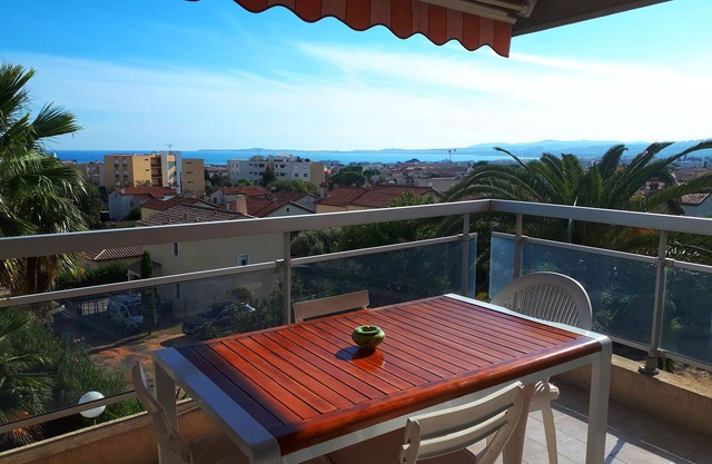 Between Nice and Cannes, panoramic sea view, swimming pool