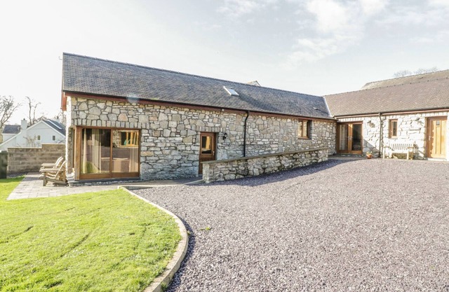 BEUDY BACH, pet friendly, character holiday cottage in Llangoed