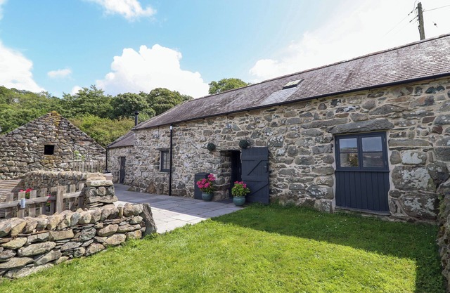 BEUDY BACH, pet friendly, character holiday cottage in Llanfair