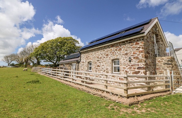 BEUDY TYDDYN, family friendly, with hot tub in Llanerchymedd