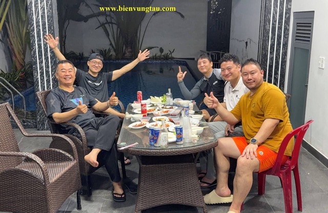 Biệt thự cách bãi tắm có 2 phút đi bộ.