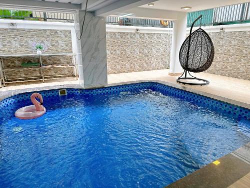 Biệt thự phố, hồ bơi