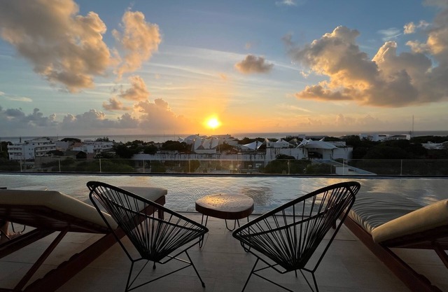 Big Beautiful Studio Apartment - Rooftop Pool Ocean View