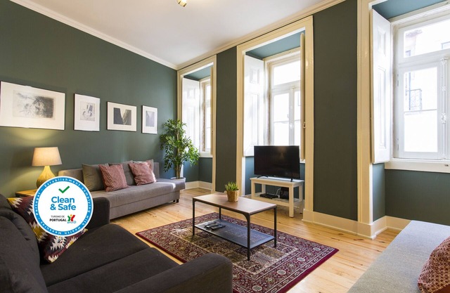 Big Central Avenue up to 17guests by Central Hill