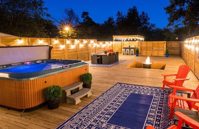 Big Chill! 5br 2ba Walkable- Hot tub!