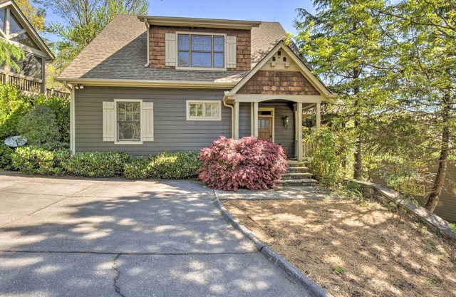 “Big Cozy” Mountain House in hills of amenity packed Big Canoe!