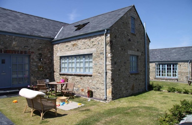 Big Moo - a sea view that sleeps 8 guests in 4 bedrooms