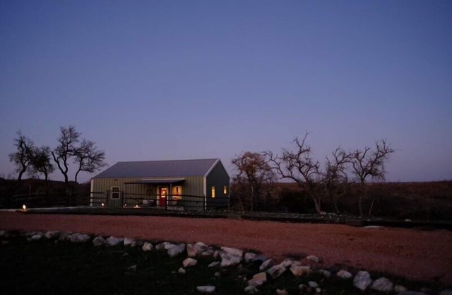 Big Sky Guest House, 2bd, 1bath, Enjoy the stars in Fredericksburg TX!
