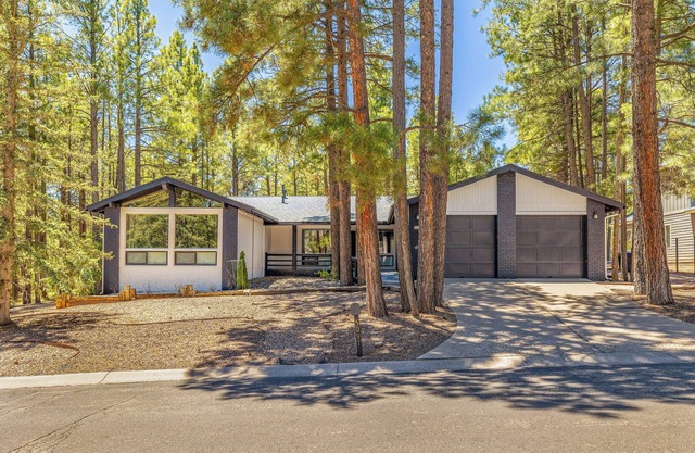 Big Sky Lodge, Sleeps 7, Fire Places and Massive Couch