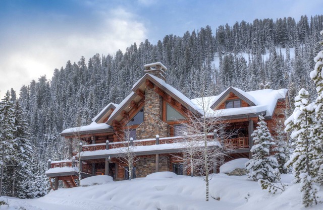 Big Sky Vacation Rentals: MV Souvenirs Lodge