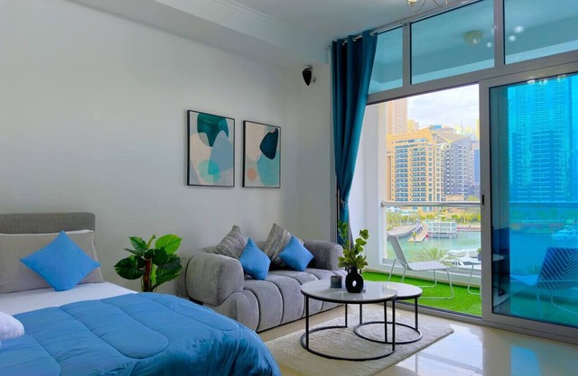 Big Studio w/Balcony and easy access to the Beach in Marina