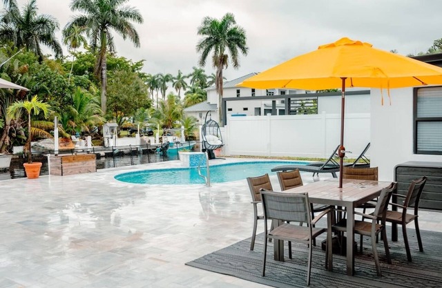 Bimini Bliss: 3BR Waterfront Getaway w/Heated Pool & Outdoor Dining