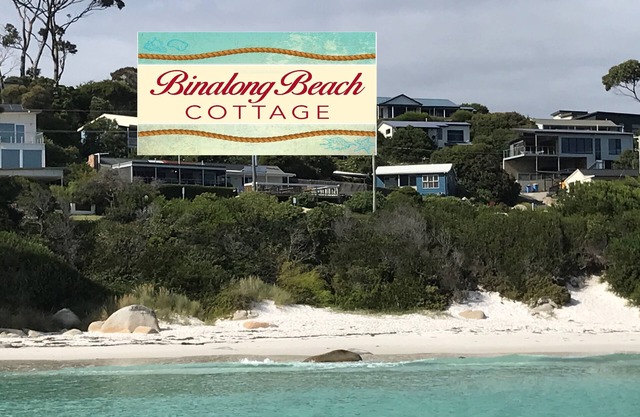 BINALONG BEACH COTTAGE Beachfront Next door to restaurant. King Bed for couples