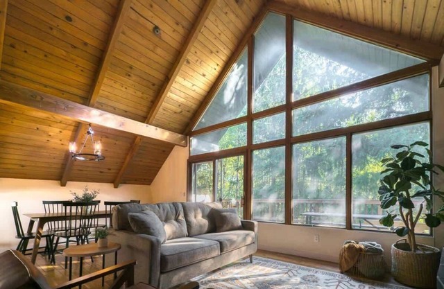 Bird Creek Chalet - 1 mile from Salmon Fishing!