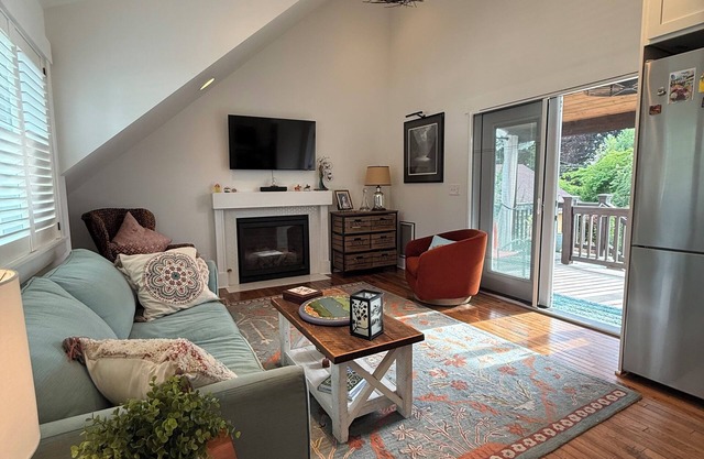 Birds Nest, Only blocks to downtown Snohomish