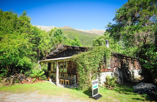 Birdsong Cottage - nestled up against Mt Aspiring National Park with Spa
