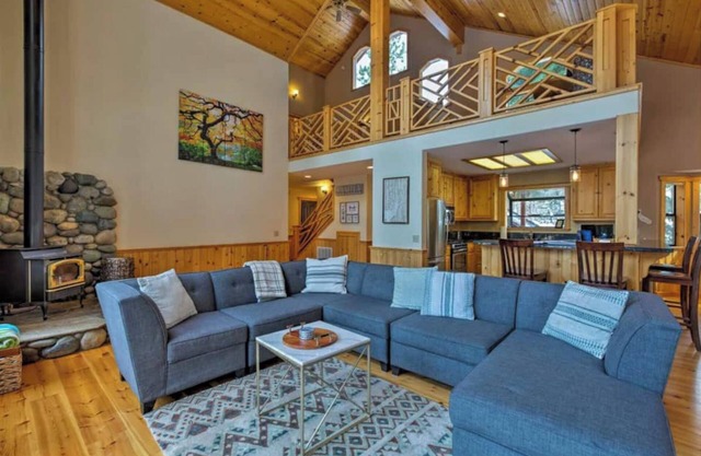 Black Bear by AvantStay | Spacious Lodge in Tahoe Donner w/Game Room & Hot Tub